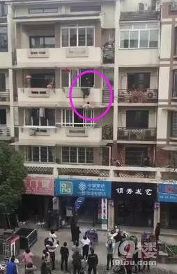 打小孩男子邻居爆料视频,男子因教育问题怒打小孩,引发社会关注与热议 第1张 打小孩男子邻居爆料视频,男子因教育问题怒打小孩,引发社会关注与热议 第1张